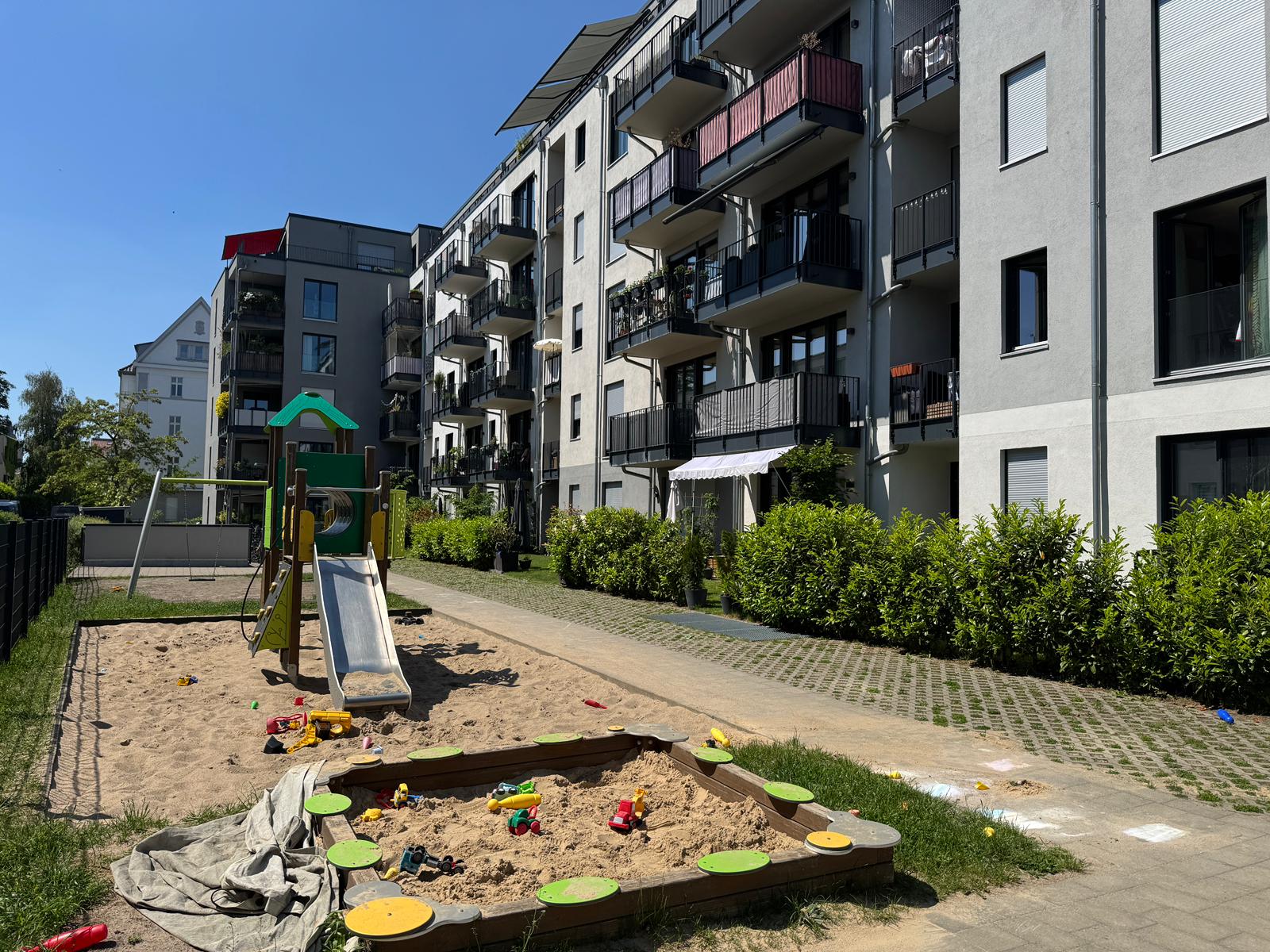 Spielplatz und Rückansicht