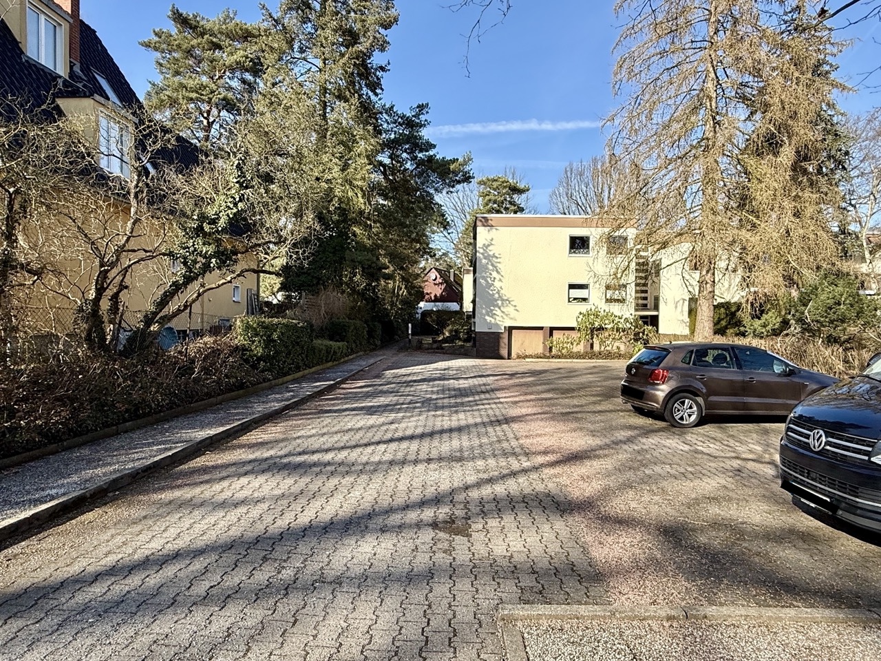 Zufahrt und Parkplätze