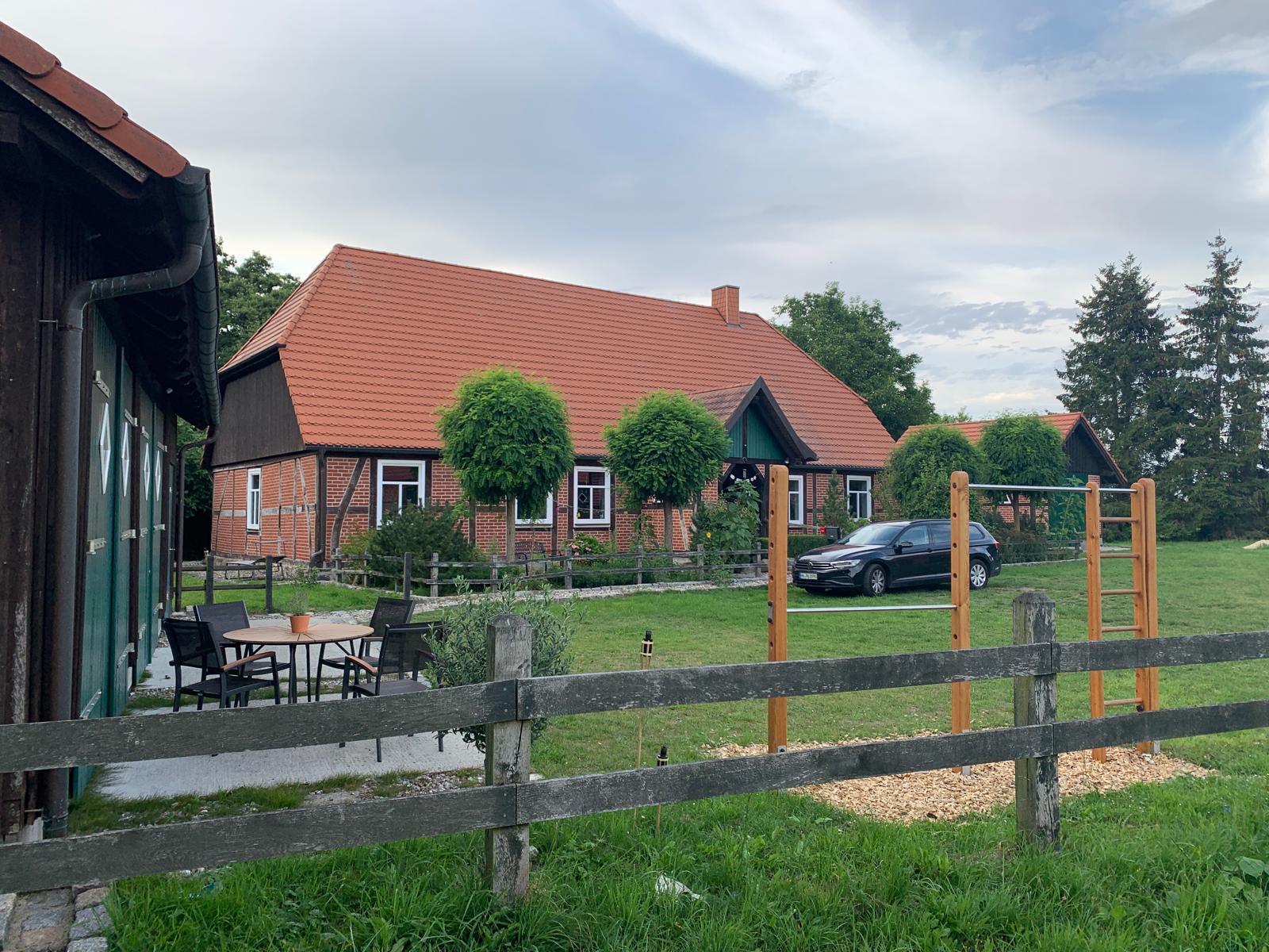 Wohnhaus und Spielplatz